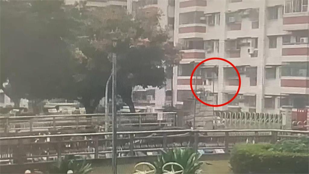 警攻堅嫌跳樓! 詐團成員三樓外牆攀爬到一樓逃逸