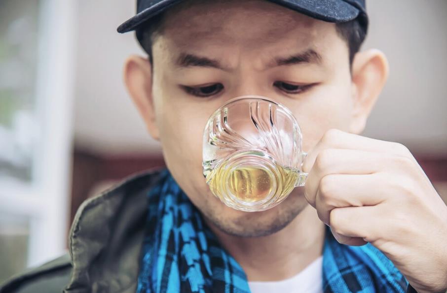 胃痛別亂吃!30歲男信偏方「喝油吃冰」胃穿孔險喪命 醫破除迷思