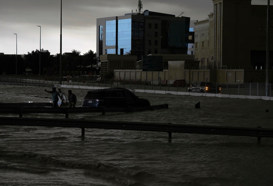 快新聞／畫面曝光！杜拜12小時下完1年份雨量　機場被淹「一度停擺」