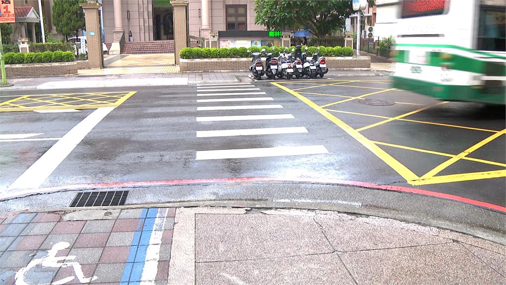 驚險!九旬翁「輪椅倒退嚕」過馬路 附近店家:他常這樣