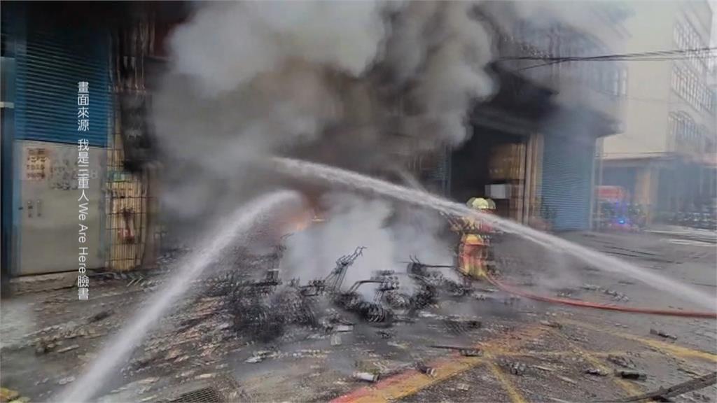 烈焰狂燒！　三重工廠大火　４民眾困頂樓、波及１３輛機車