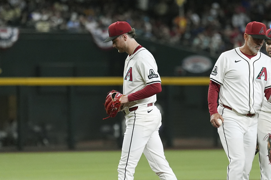 MLB(影)/響尾蛇打到沒野手可代打 投手上場救火還敲安打帶打點