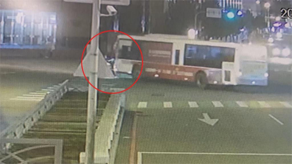 台中公車撞死母子畫面曝光　妻抱子疑推開丈夫被撞倒