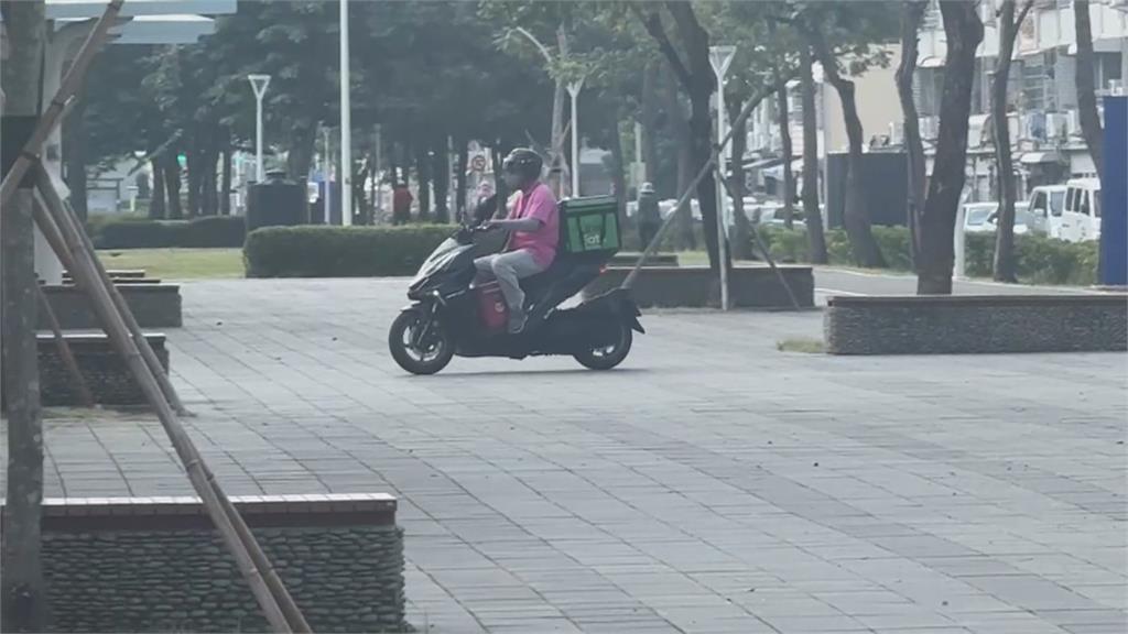 高雄綠園道機車違規穿越沒人管? 警方:今年已取締77件