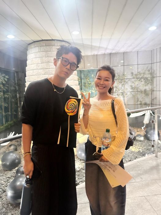 柯震東朝聖IU演唱會被抓包!穿這樣0偽裝「緊抓應援手幅」狂粉戰鬥模式流出