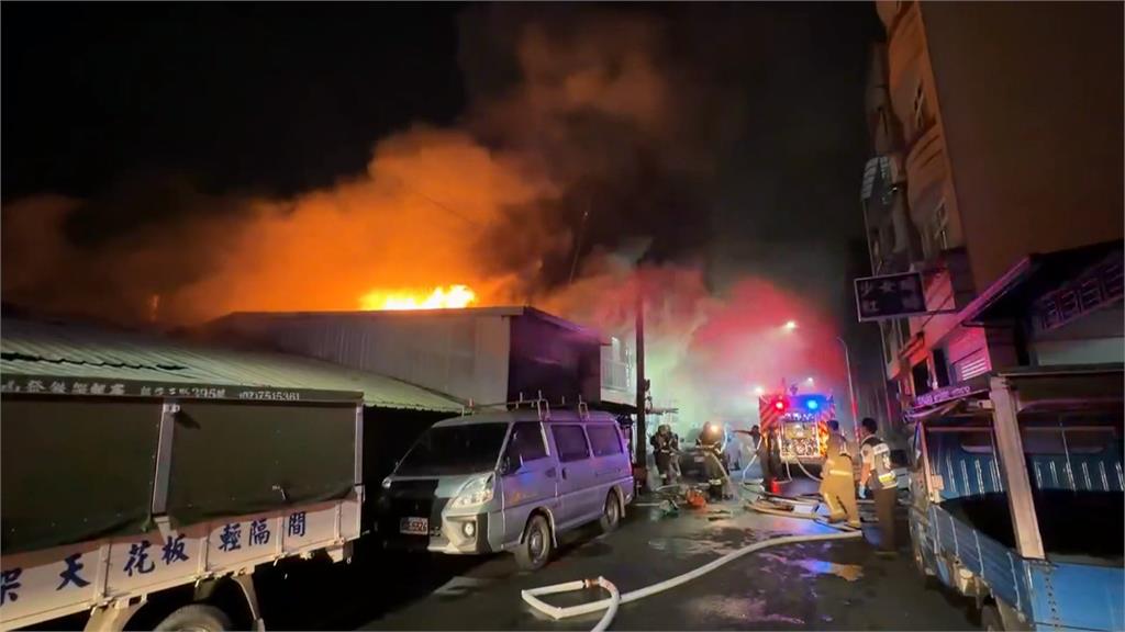 高雄民宅惡火!女屋主抱「寵物猴」逃生 勇消救出1狗