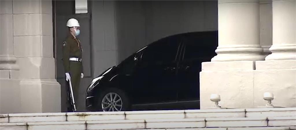 快新聞/傳蘇貞昌遞辭呈內閣改組? 黨政高層車隊中午抵達總統府