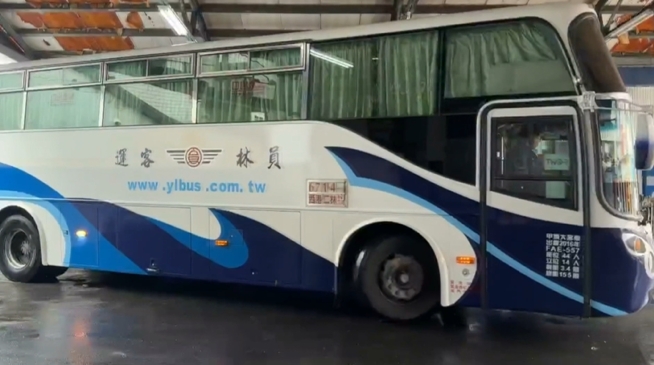 客運漏水下小雨! 乘客"車內撐傘"直呼太荒謬