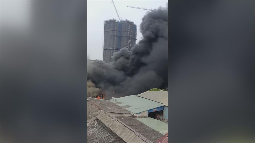 社宅工地狂燒14小時飄散惡臭　盧市府挨批「反應慢半拍」