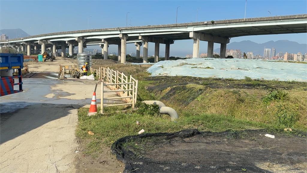 二重疏洪道堤防被偷放廢棄物 議員突襲驚見單車殘骸