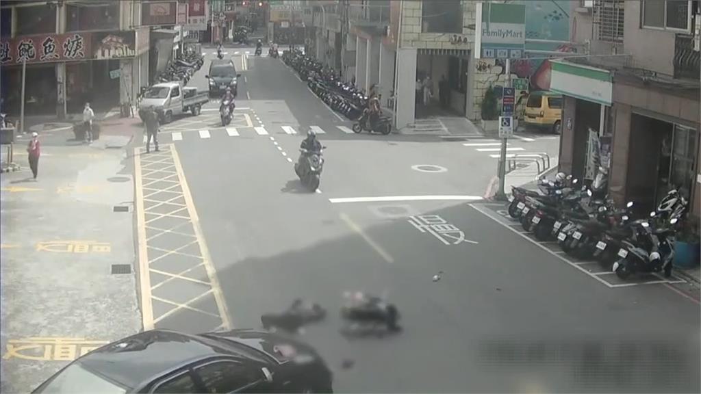 停車場出來未注意車況　轎車撞倒看護與輪椅婦