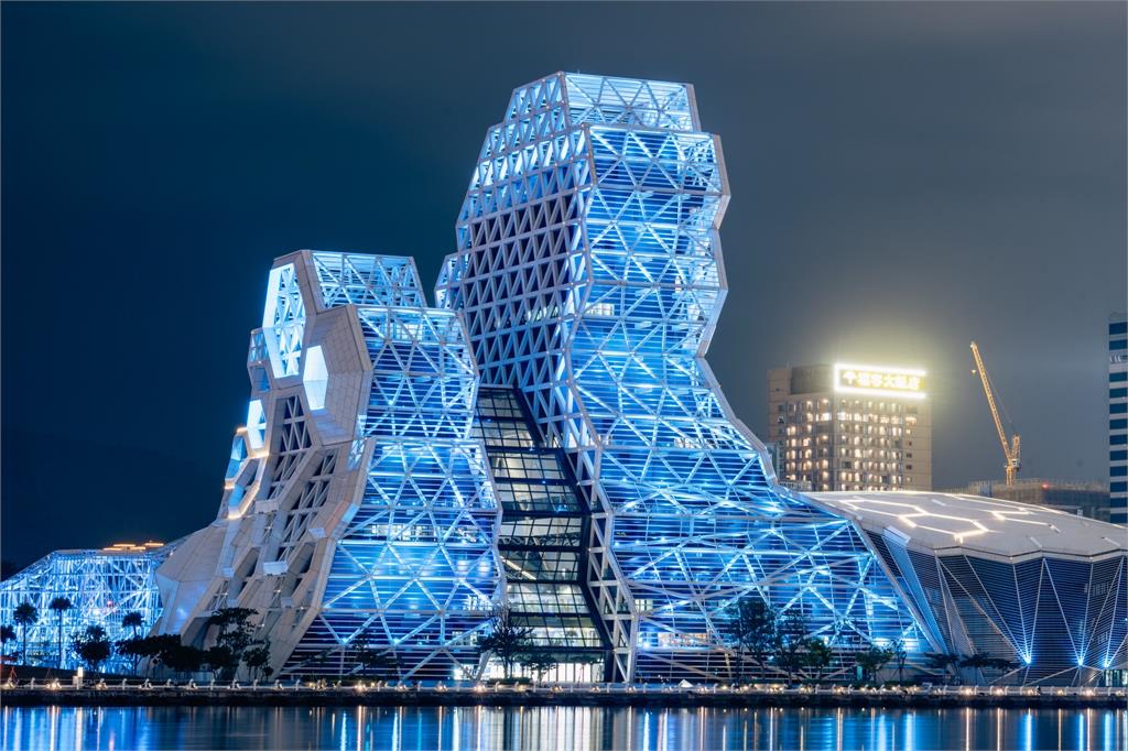 快新聞/全城迎接TWICE!7大地標「點藍燈」美翻 網狂喊羨慕:想入住高雄