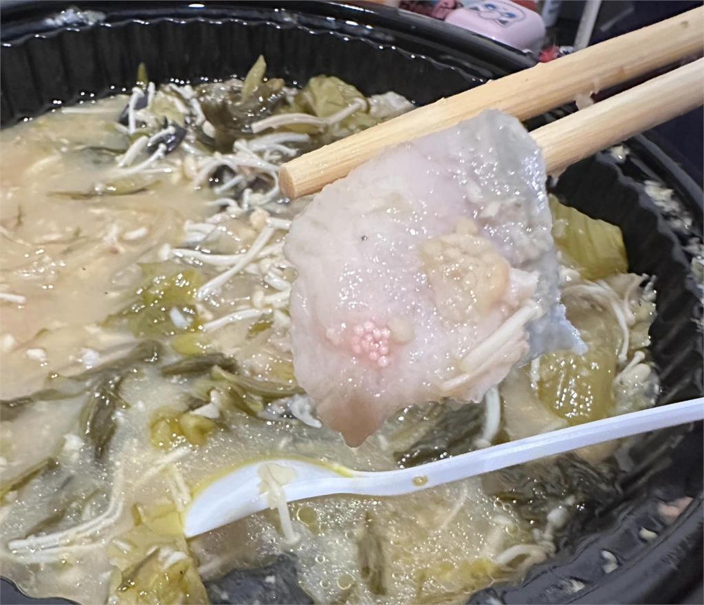「食」在倒胃!漢堡連鎖店吃到標籤紙 麻油雞湯有馬陸