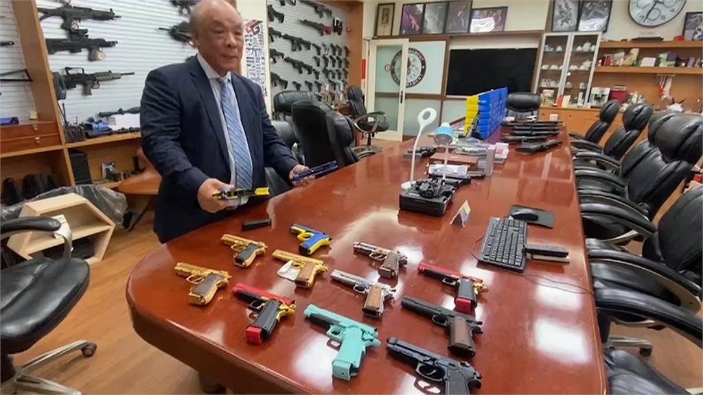 季麟連公開贈謝龍介玩具槍　槍枝來源是「台灣槍王」