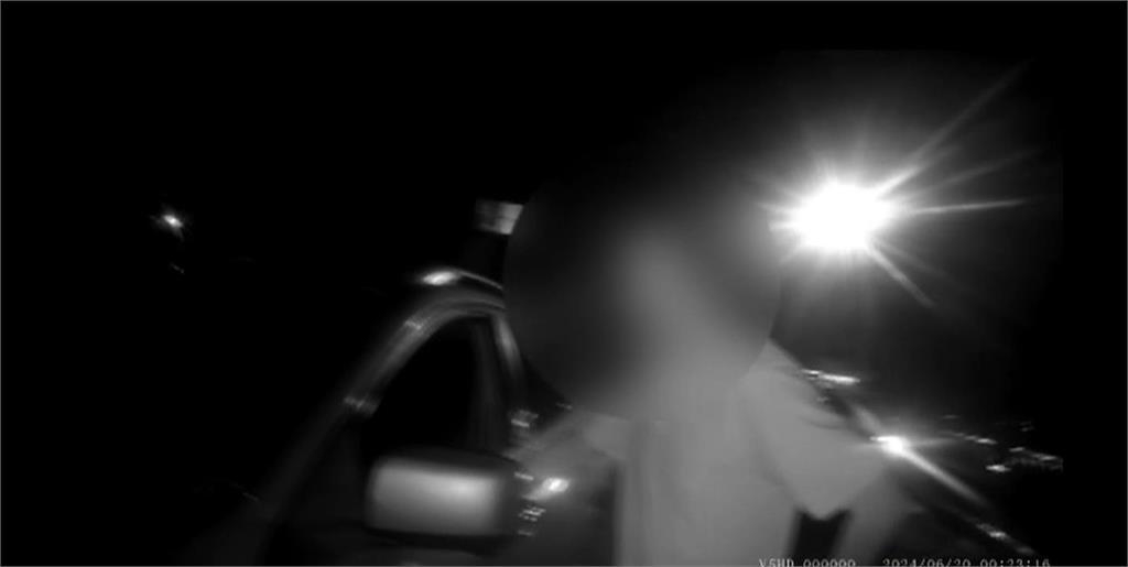 醉茫!車擋路中駕駛呼呼大睡! 警搖醒還辯稱「我又沒開車」