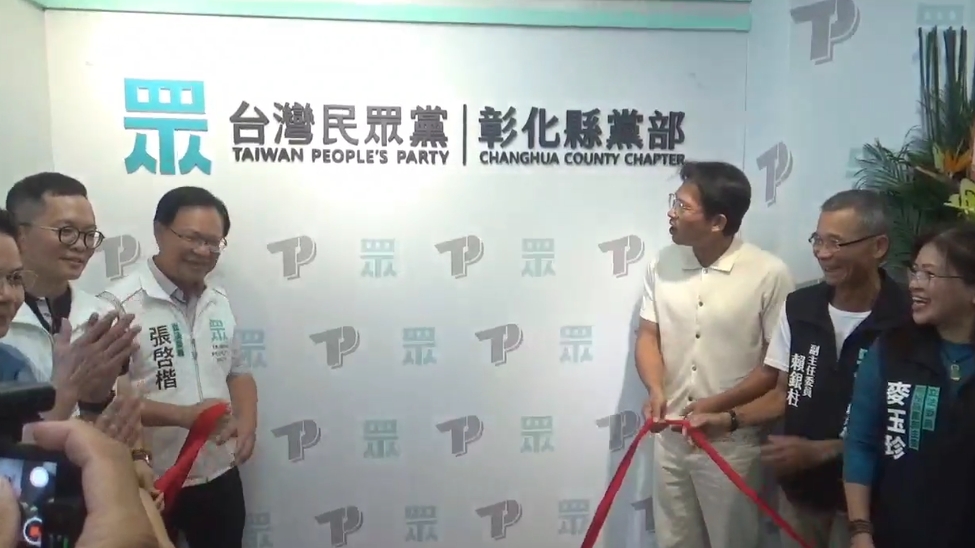 綠營撻伐黃國昌疑似勒員警脖子 黃:綠營抹黑