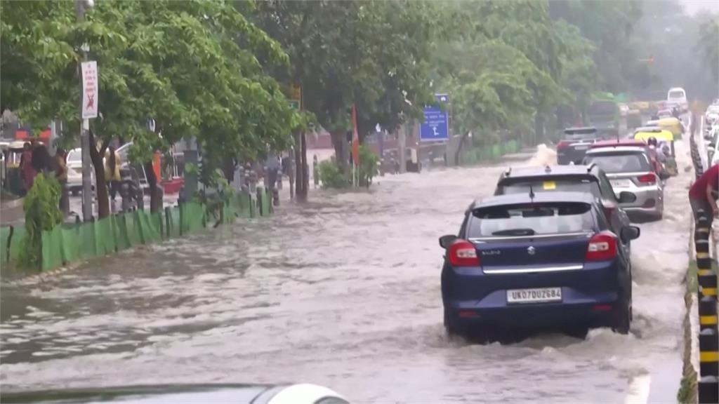 印度德里遇21年來最大單日降雨　高架道路伸縮縫成瀑布　癱瘓交通