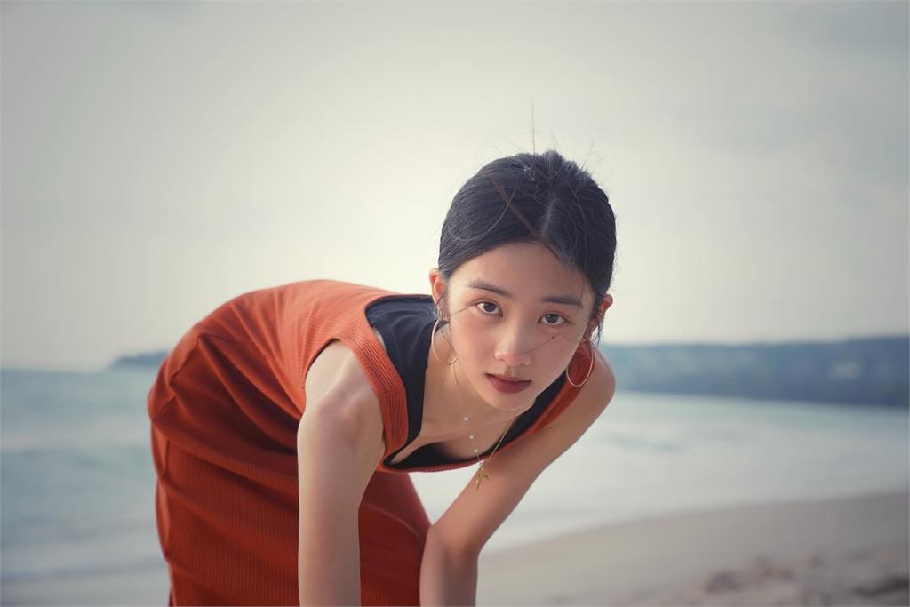 星二代海邊罕解放S極身材！「胸前只裹三角布」比基尼辣照萬網全暈了