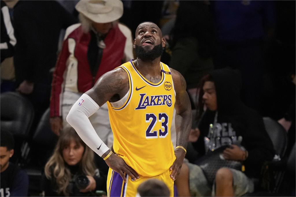 NBA/詹姆斯廣告「自戴皇冠」象徵稱霸 遭網狠酸像「漢堡王」名記:有夠糟糕…