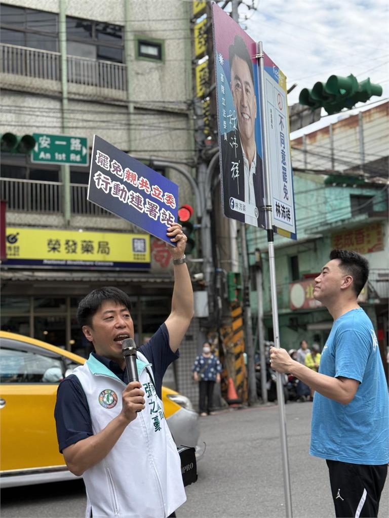 「超狂議員」衝藍委旁收罷免連署 2人同框「大場面」網嗨:基隆真田幸村