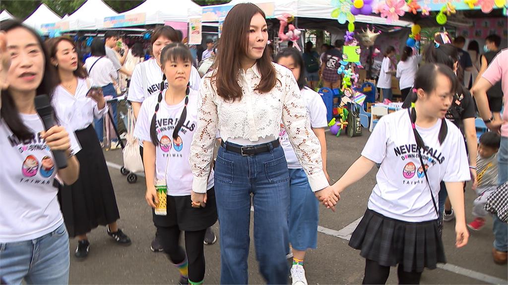 慢飛天使家庭共度母親節 郭台銘妻曾馨瑩出席同樂會共襄盛舉