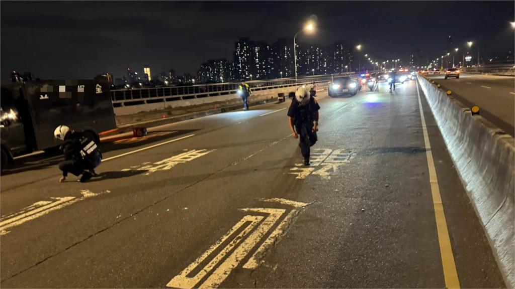 扯!運鈔車行經新北浮州橋不明原因 鈔票錢幣撒滿地