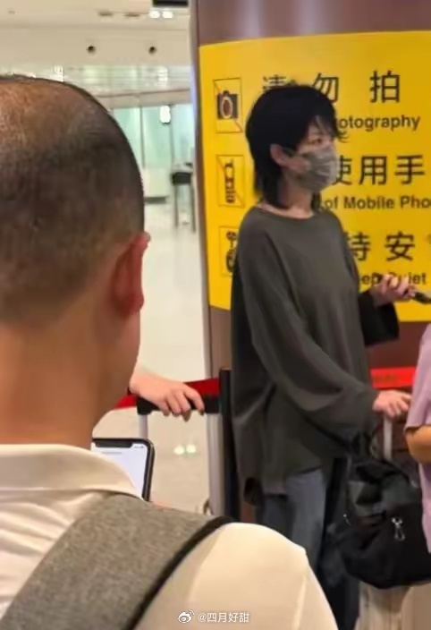 王菲陪女兒赴英準備開學 在機場被網友認出:母女氣質太像了!