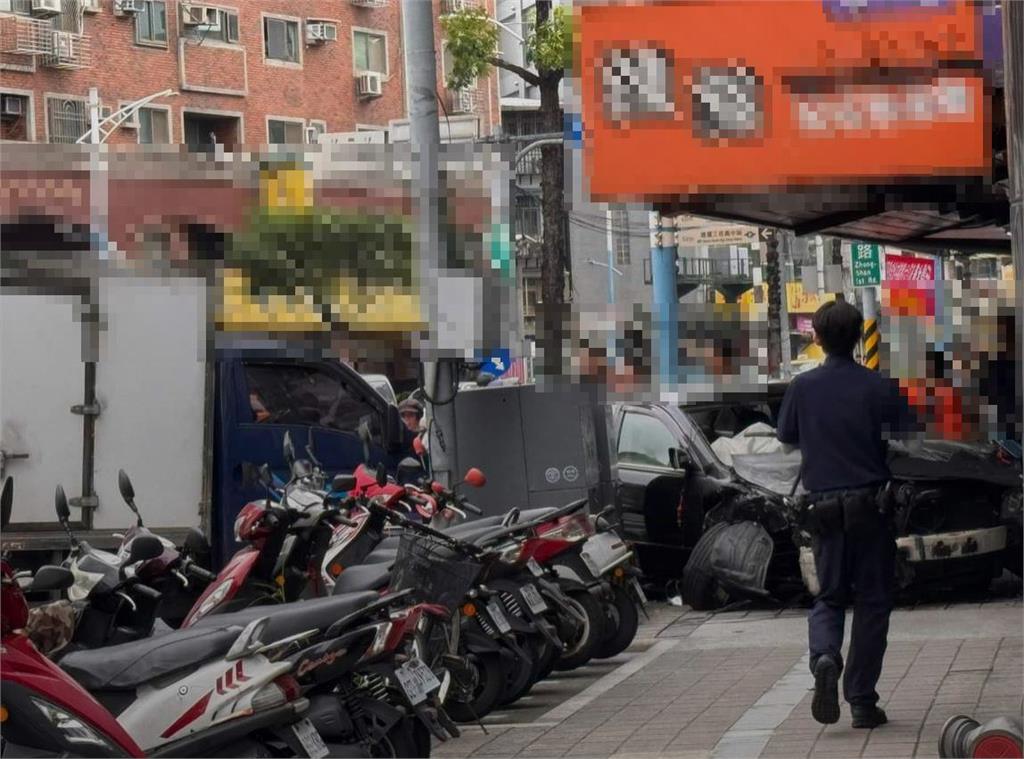 快新聞/蘆洲警匪追逐!車手拒檢駕車逃逸 連撞變電箱、貨車釀1傷