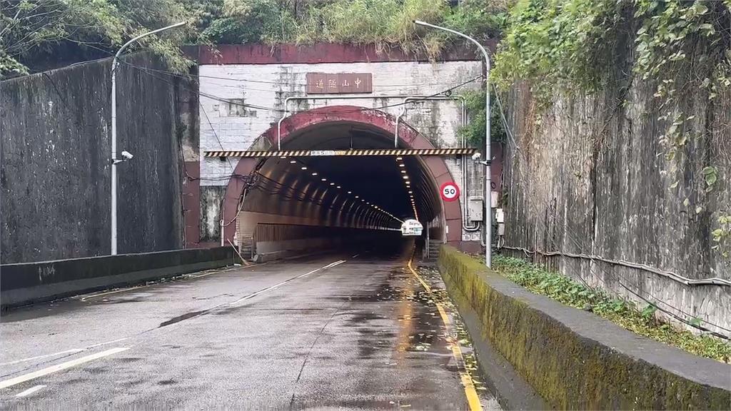 男急擲筊「基隆中山隧道」遇鬼影!看監視器「抓到2男1女」超毛真身曝
