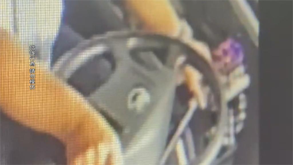 台南公車司機開車竟同時滑2支手機! 遭乘客檢舉挨罰9000元