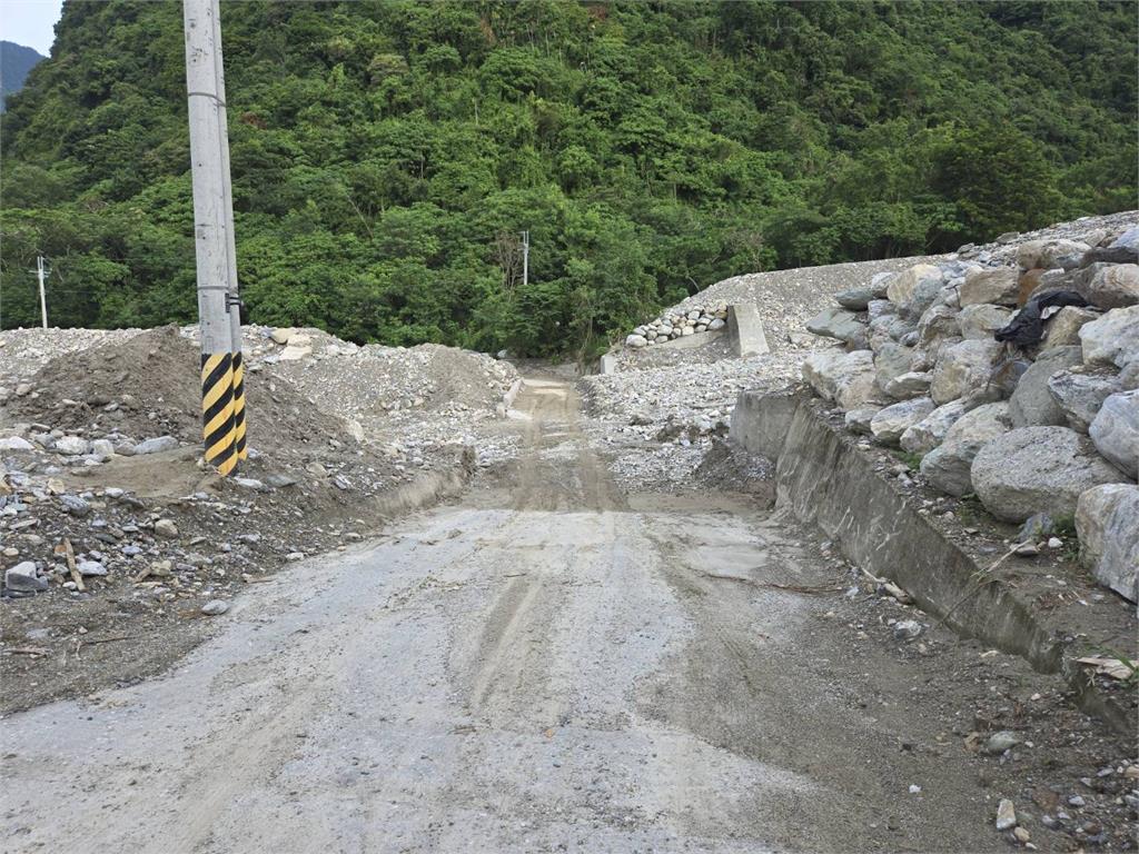 花蓮三棧無名溪逢雨就土石流　郵務車卡泥流遭困