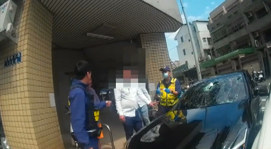 控友人欠錢不還 雙方半路偶遇當街砸車