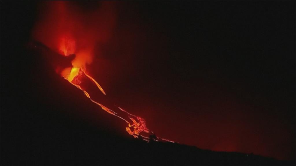 西班牙滾燙岩漿流入海中 釀岩石爆炸.釋放酸性氣體