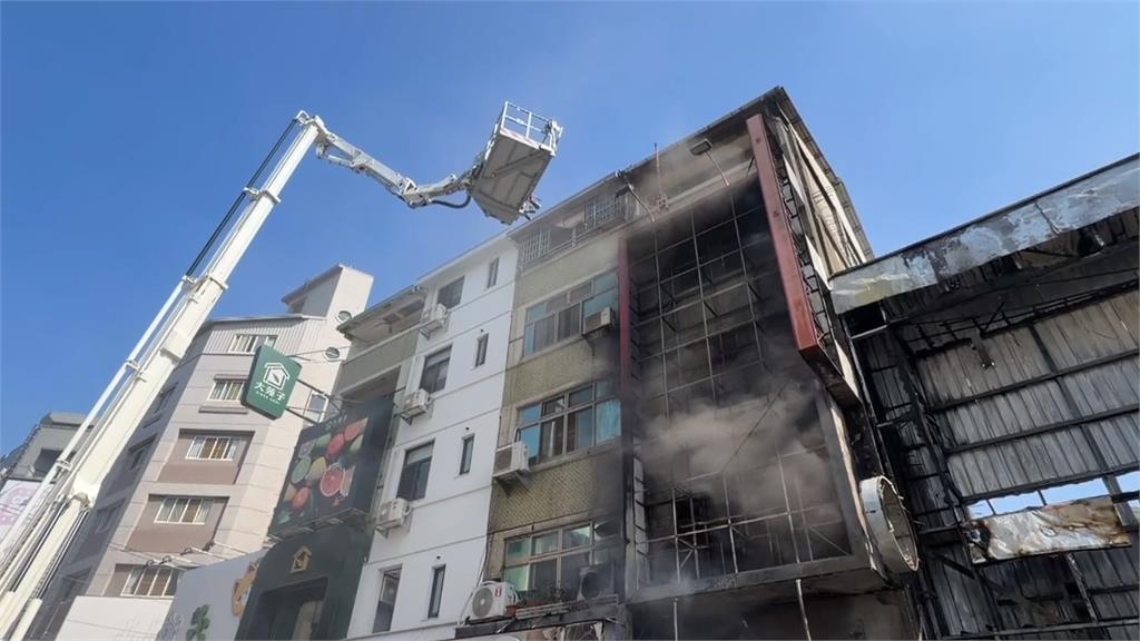 疑電線老舊走火!逢甲商圈店鋪火警 看板掉落險砸消防人員