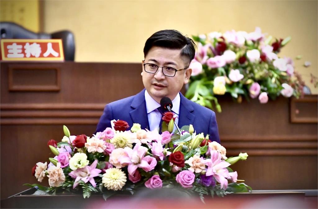 家族內鬥?彰化議長謝典林怨「鬥輸姊姊謝衣鳳」傳為縣長大位急關臉書