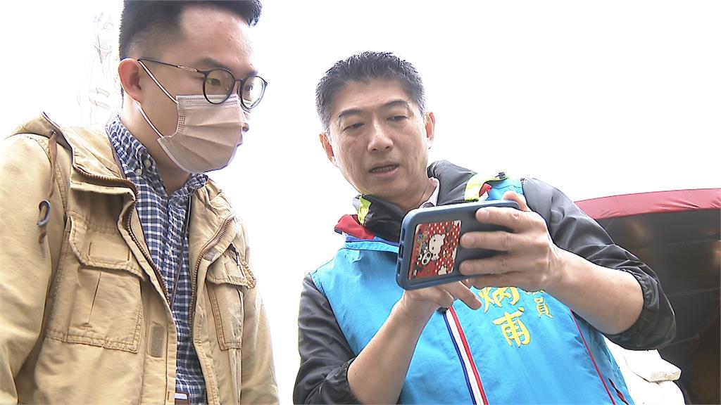 待轉區被工程護欄占據惹禍? 特斯拉撞上機車!另一騎士遭波及