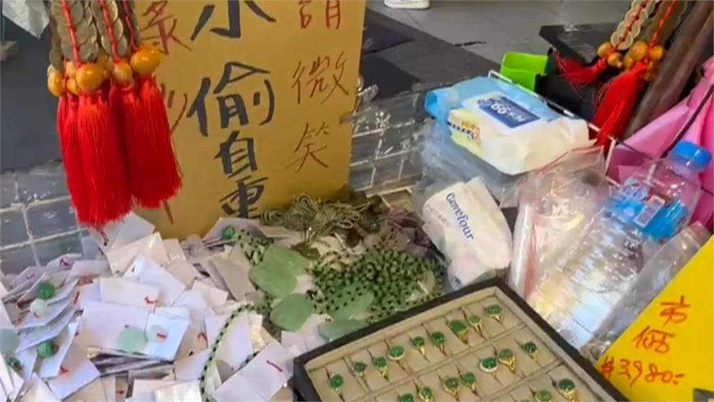 8旬老嫗連3偷! 彰化三民市場「竊同款銀飾」 事跡敗露竟下跪賣慘求饒