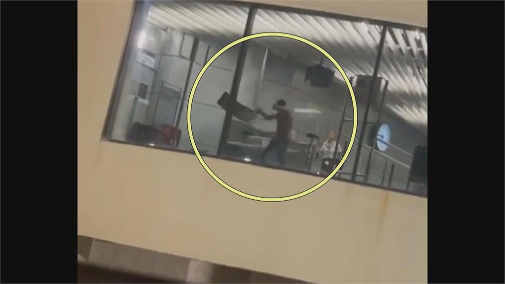 攻擊地勤、摔爛櫃台！摩洛哥醉男錯過飛機暴走　裸上身大鬧西班牙機場