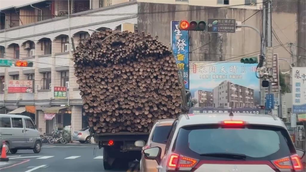 驚悚!　貨車載運竹子尾端突出車尾　拖吊車一次載4輛