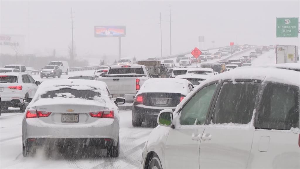 美國冬季風暴肆虐 卡車衝出橋面「車頭吊掛半空」