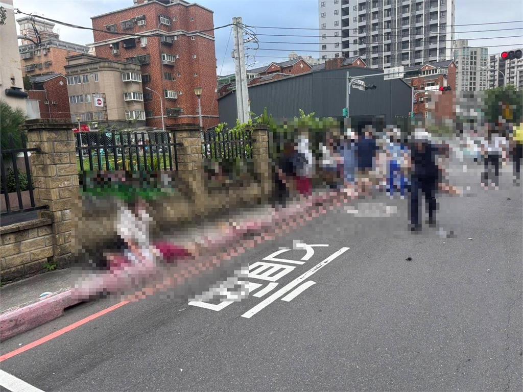快新聞/三峽北大國小旁重大事故 轎車突失控暴衝數人、4人OHCA送醫