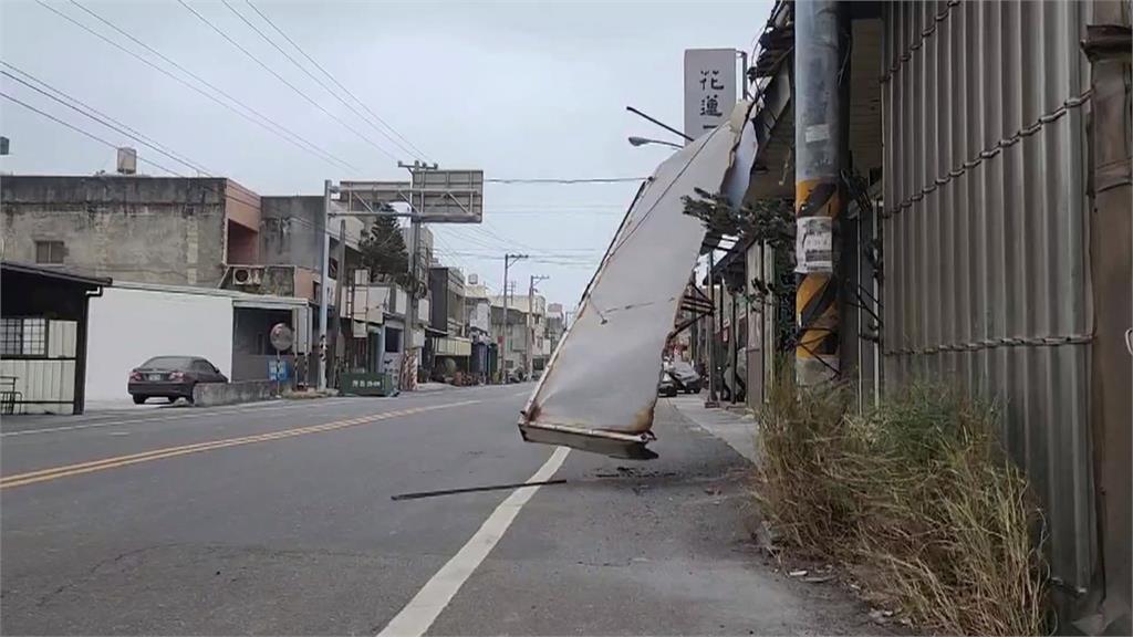 「小犬」強風吹 北港鎮路樹倒塌 路燈被風吹倒