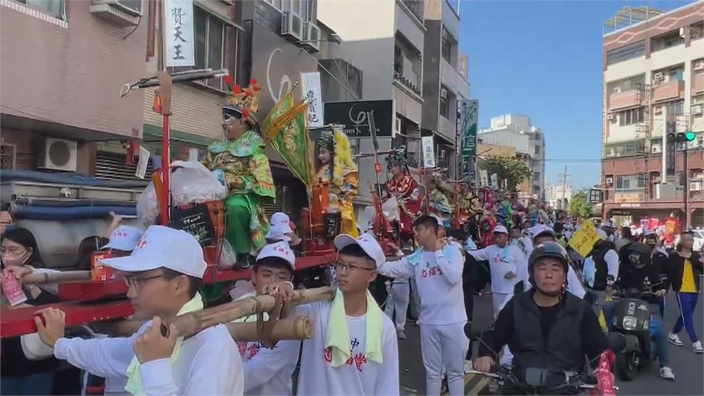 台中忠福堂廣澤尊王到台南　神尊霸氣掛1公斤大金牌！百人護轎壯觀