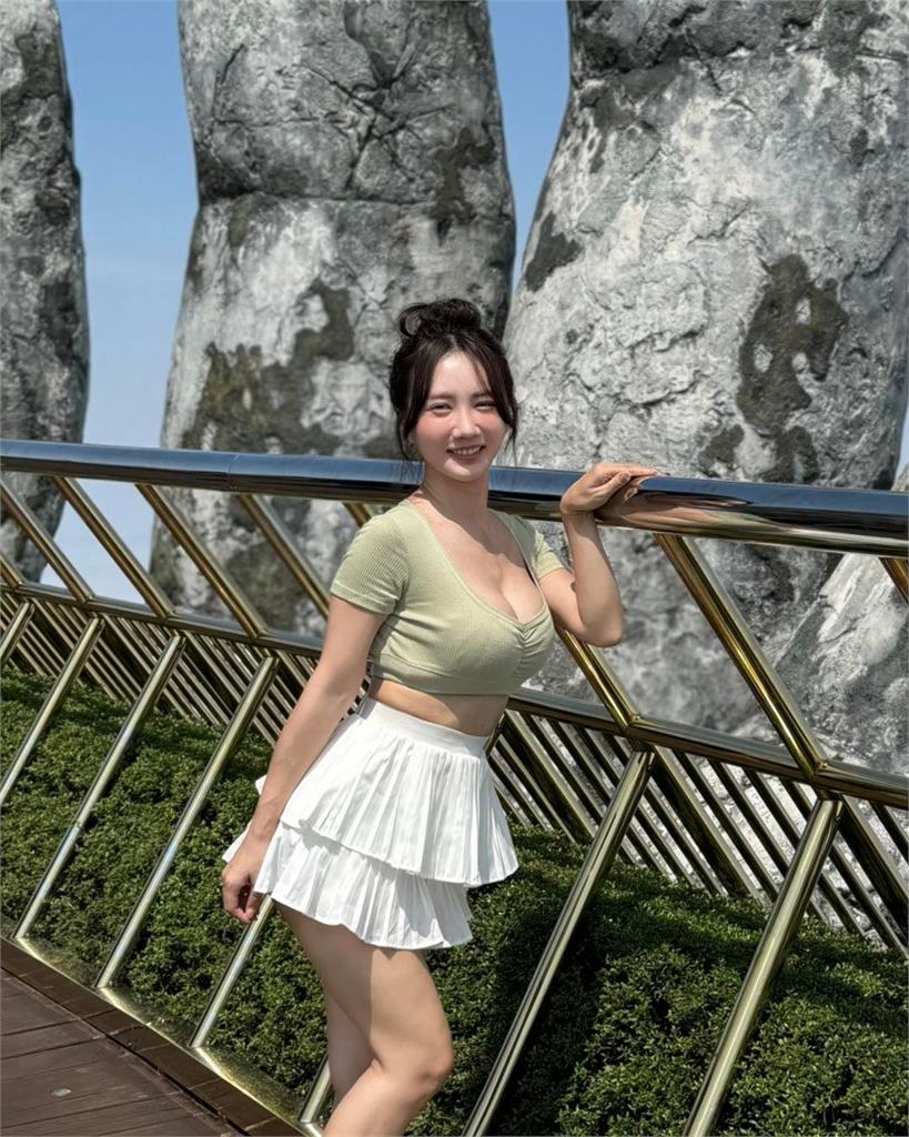 「小珍奶」越南佛手橋大搖擺!中空曬「白美腿+上M線」掀網朝聖