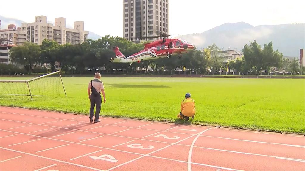 大雨轟炸！南投仁愛山區多處道路坍塌　黑鷹直升機急馳援　送逾2千公斤物資