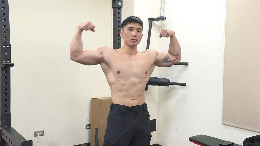 消防員私下超斜槓! 健美奪牌、長板摘獎成月曆代言