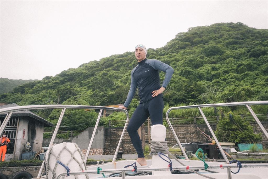 60歲人氣男星翁家明！雨天挑戰綠島「海泳環島」