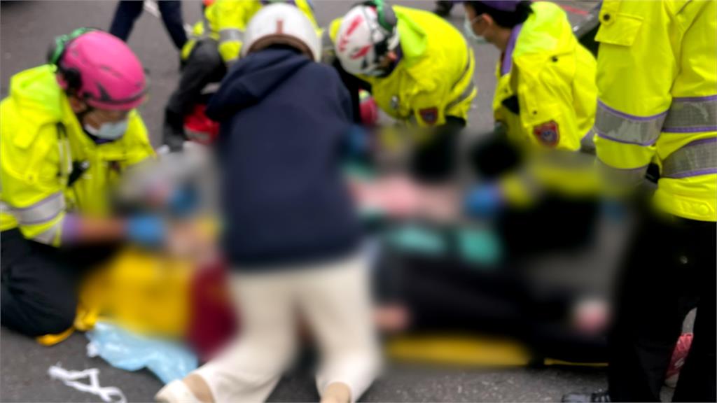 桃園母載1歲女疑「鑽車縫」遭拖板車輾過　2命危搶救中