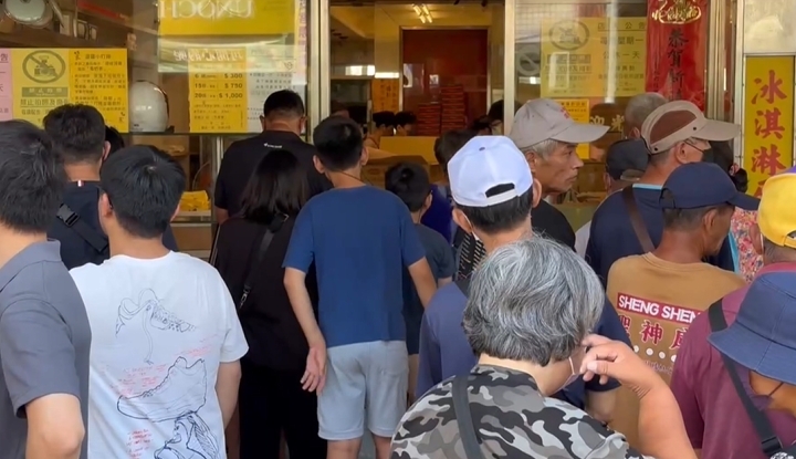頂著36度高溫老翁排買蛋黃酥 醒來後拒絕送醫 堅持繼續排隊