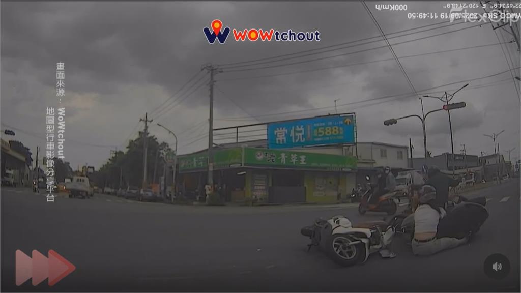 台南機車騎士下坡慘跌撞吊車　卡入「車輪」幸無大礙